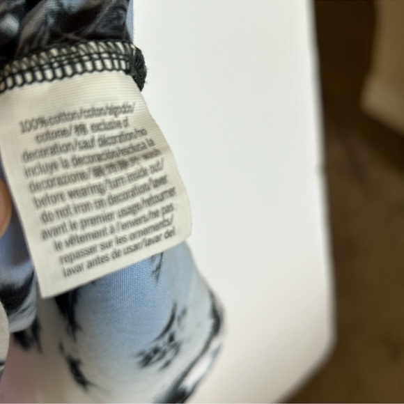 VS PINK CAMPUS TEE - Picture 9 of 9